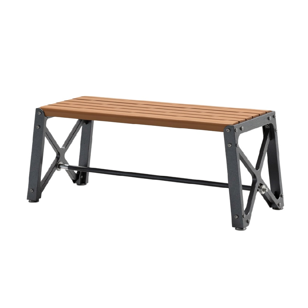 Robuuste houten bank met metalen frame en kruissteun