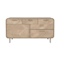 Moderne dressoir van licht hout met afgeronde hoeken en metalen handgrepen