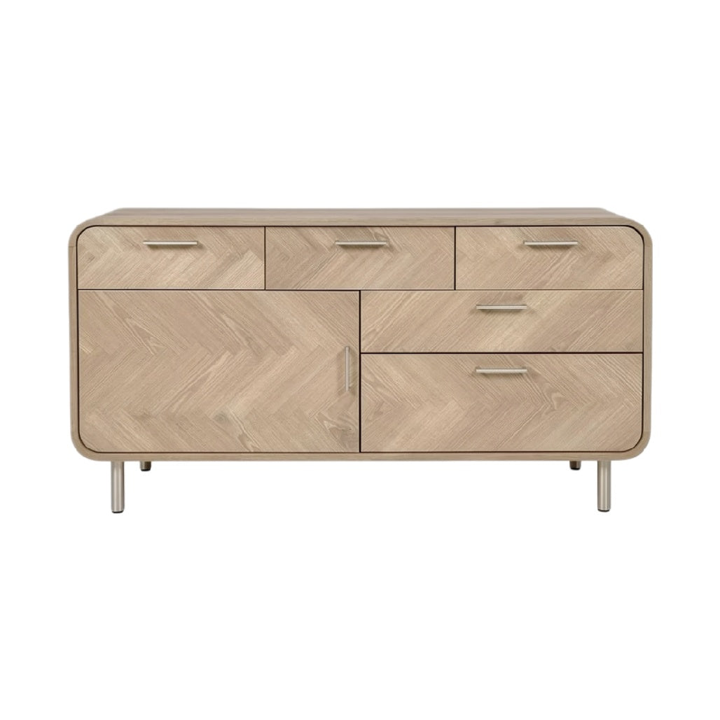 Moderne dressoir van licht hout met afgeronde hoeken en metalen handgrepen